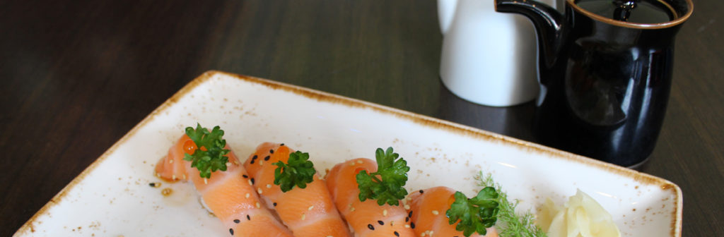 mangia correttamente il sushi intingendo in poca salsa di soia